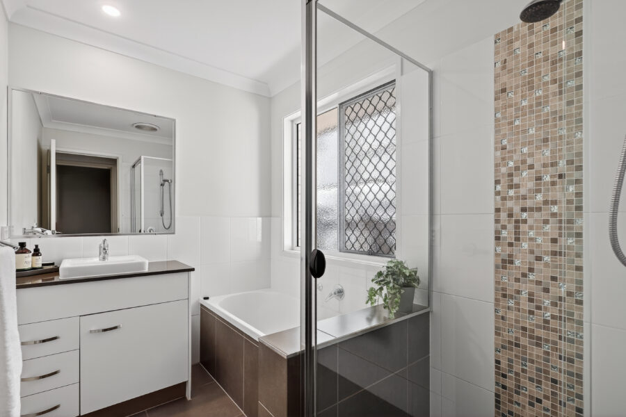 27 Berrimilla Street Manly West , QLD 4179 
