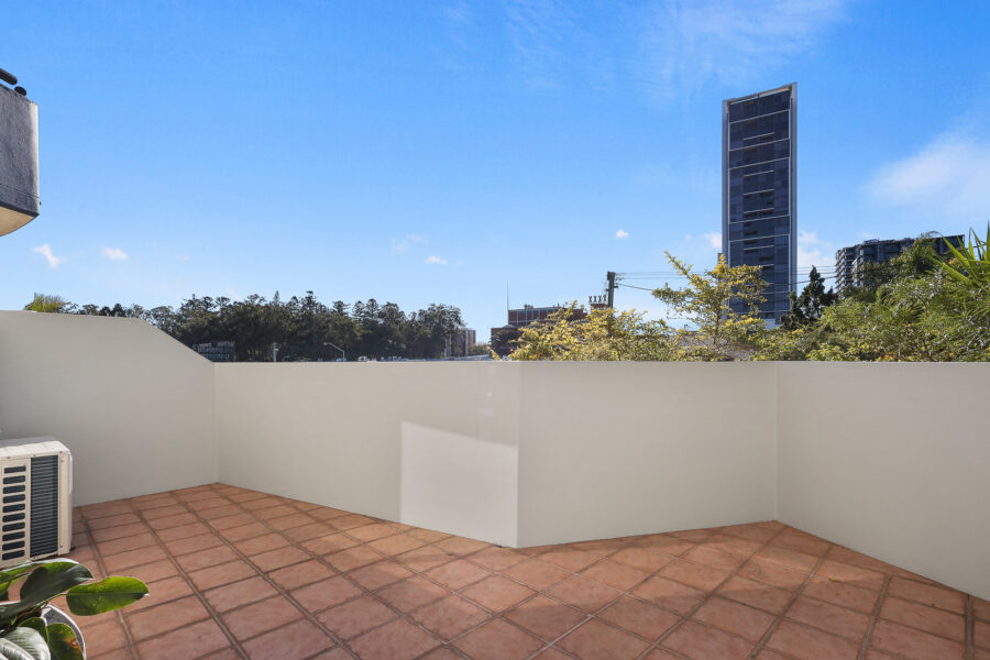 4/12 Sheehan St Milton , QLD 4064 Australia
