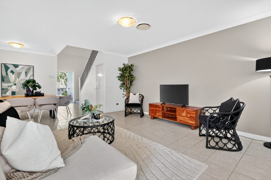 6 Augusta Cres Mount Ommaney , QLD 4074 Australia