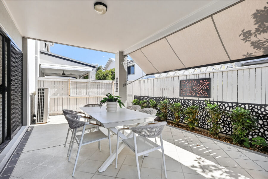 6 Augusta Cres Mount Ommaney , QLD 4074 Australia