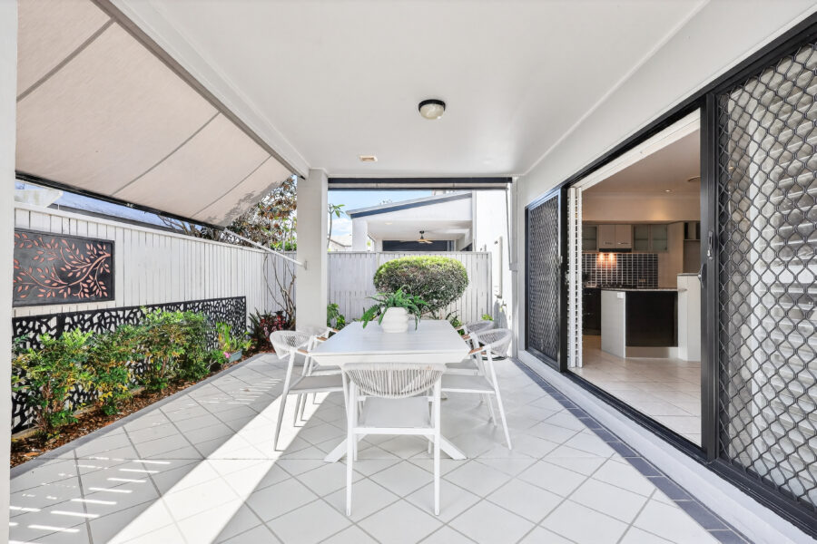 6 Augusta Cres Mount Ommaney , QLD 4074 Australia