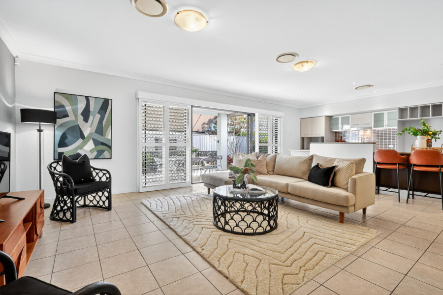 6 Augusta Cres Mount Ommaney , QLD 4074 Australia