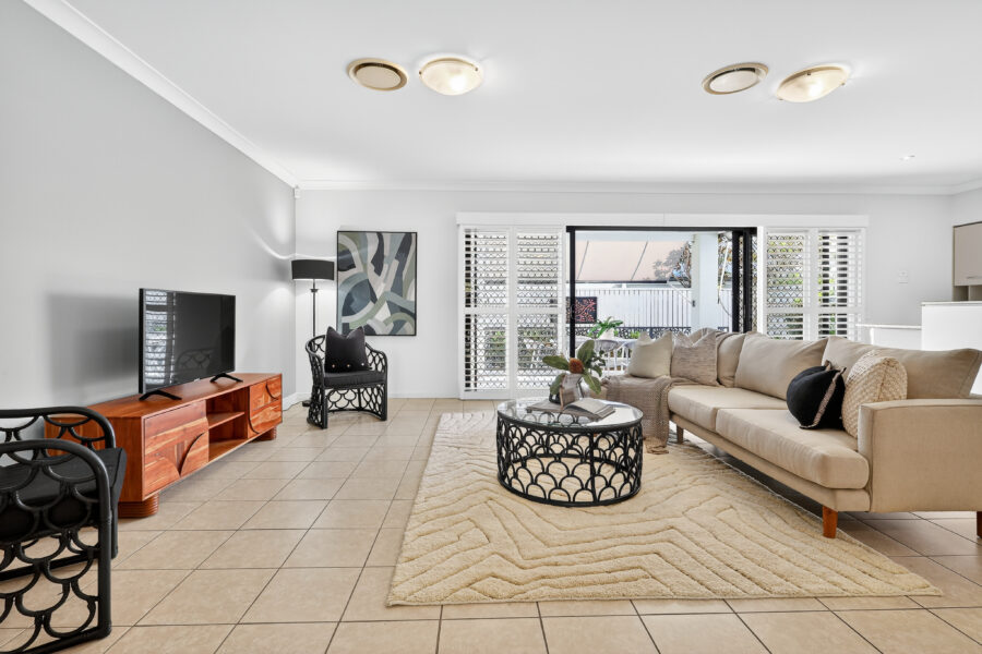 6 Augusta Cres Mount Ommaney , QLD 4074 Australia