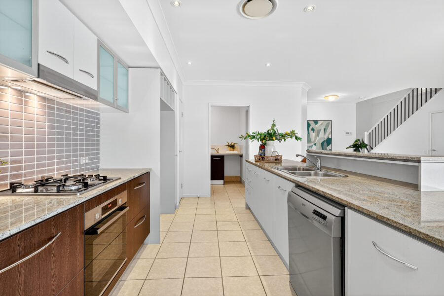 6 Augusta Cres Mount Ommaney , QLD 4074 Australia