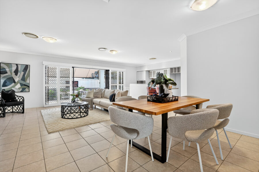 6 Augusta Cres Mount Ommaney , QLD 4074 Australia