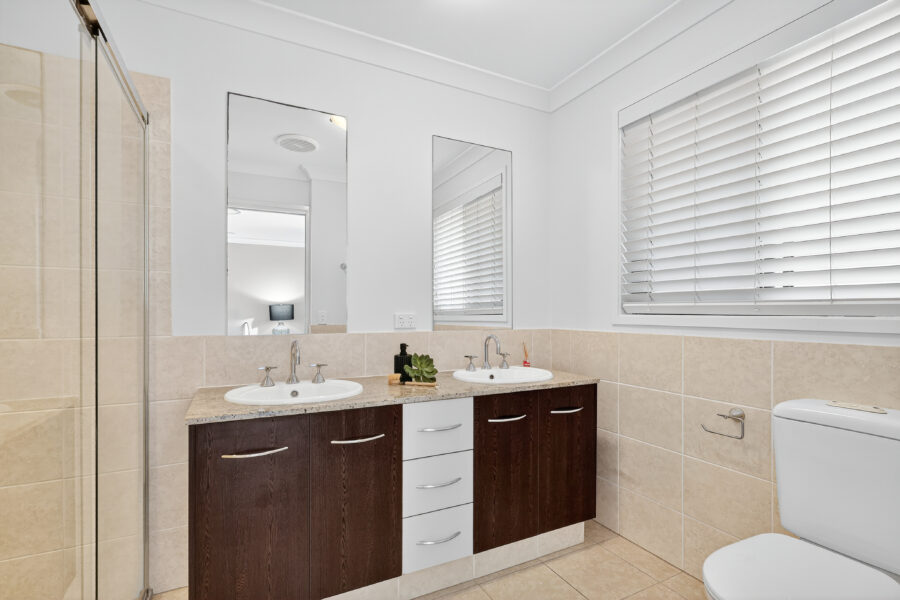 6 Augusta Cres Mount Ommaney , QLD 4074 Australia