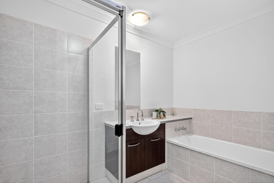 6 Augusta Cres Mount Ommaney , QLD 4074 Australia